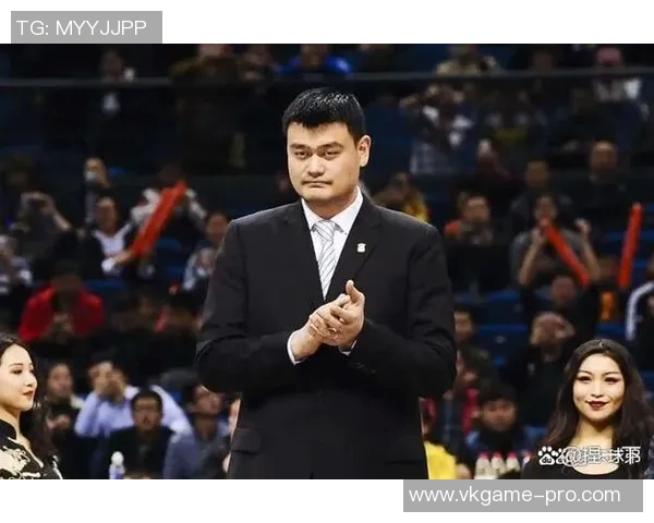 老头称赞姚明身高与才华并存篮球场上的传奇巨星